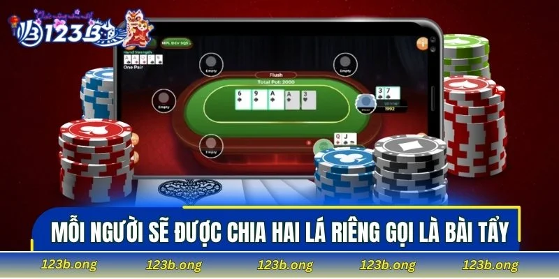 Mỗi người sẽ được chia hai lá riêng gọi là bài tẩy